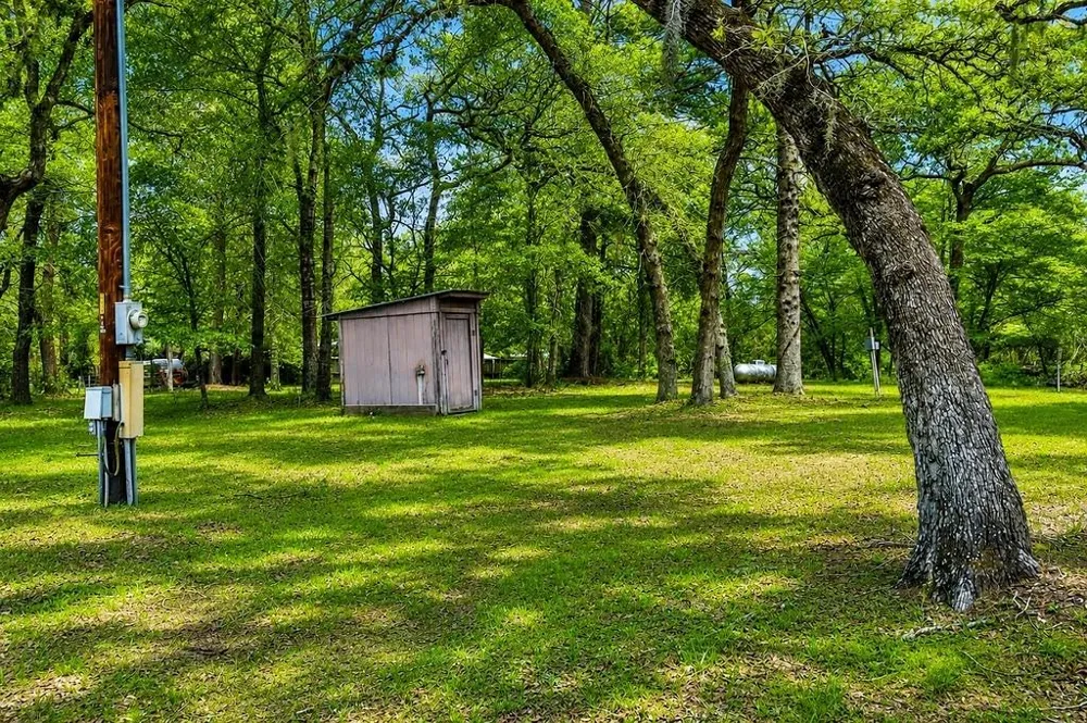 1393 County Road 2103 Weimar, TX 78962
