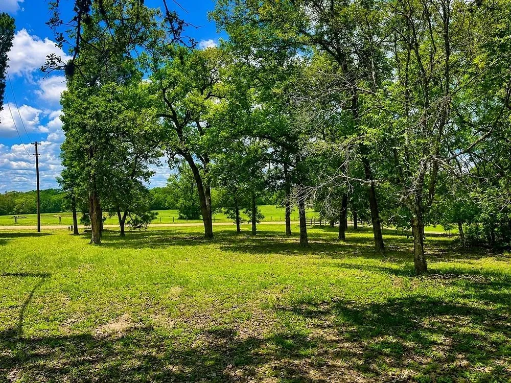 1393 County Road 2103 Weimar, TX 78962