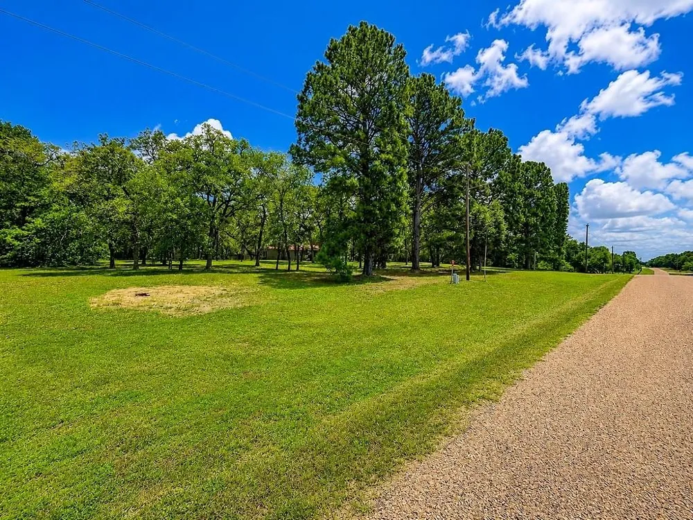 1393 County Road 2103 Weimar, TX 78962