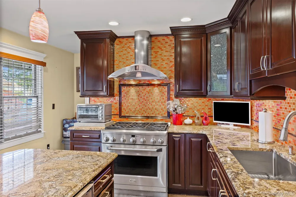 71 Swing Lane Levittown, NY 11756