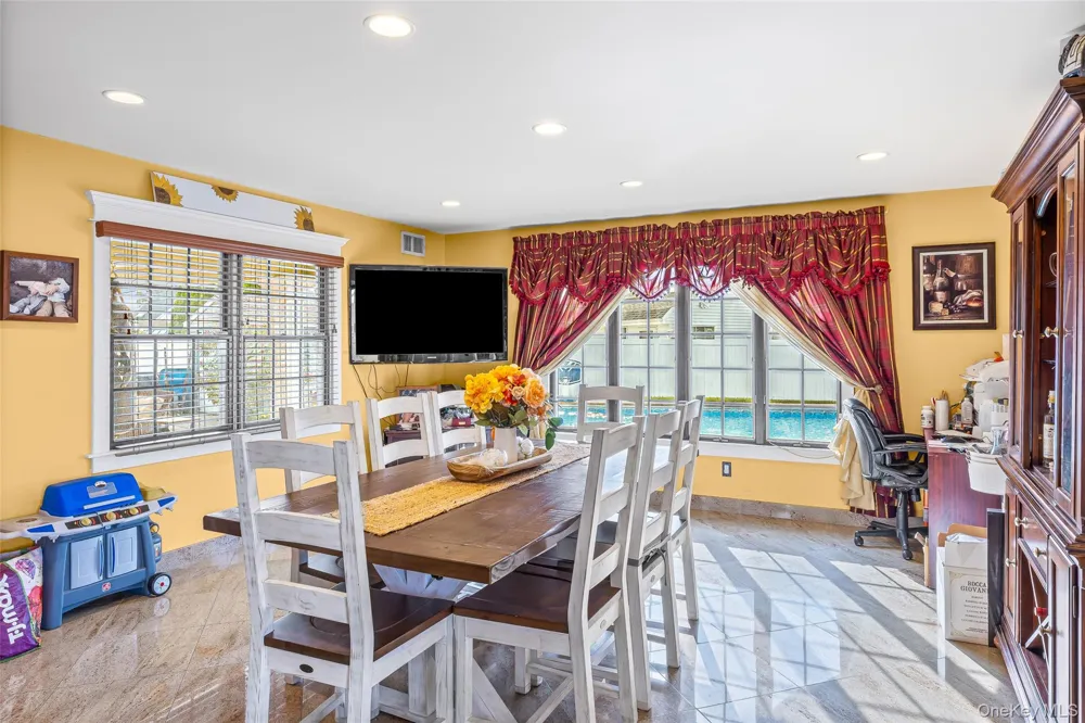71 Swing Lane Levittown, NY 11756