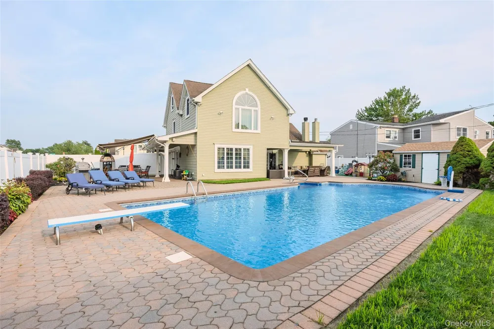 71 Swing Lane Levittown, NY 11756