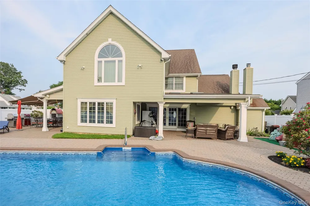 71 Swing Lane Levittown, NY 11756