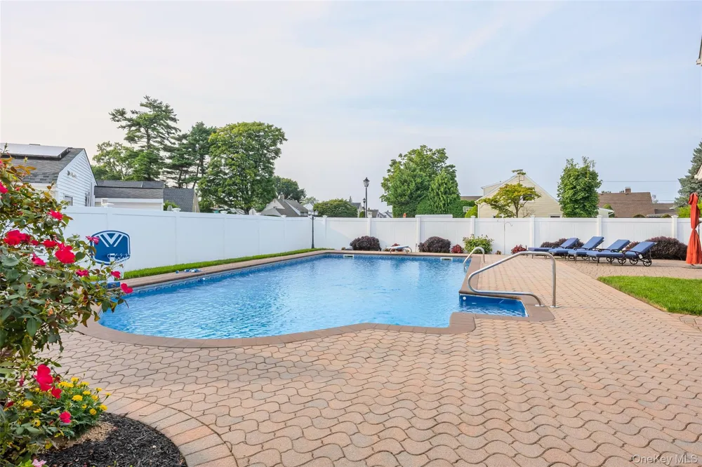 71 Swing Lane Levittown, NY 11756