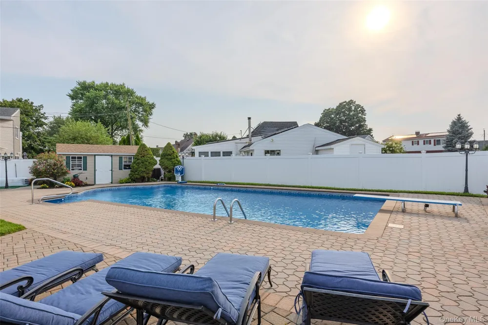 71 Swing Lane Levittown, NY 11756