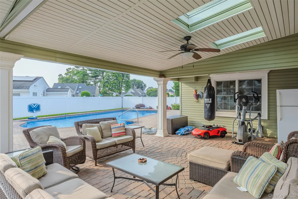 71 Swing Lane Levittown, NY 11756