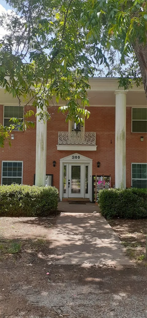 300 S Mockingbird Lane
