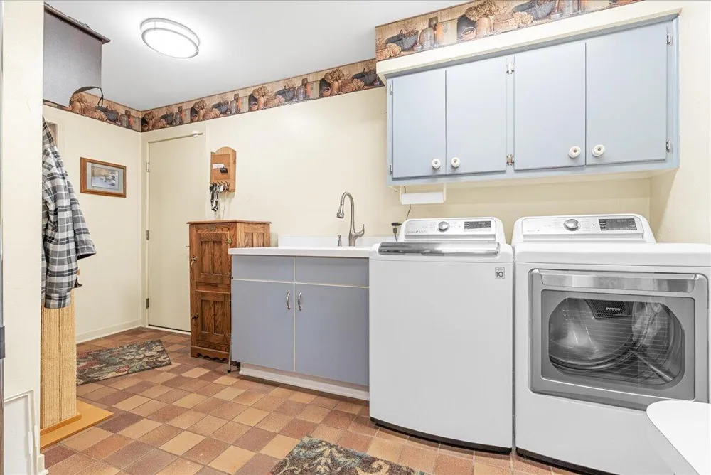 8121 W Eaton Grand Ledge, MI 48837