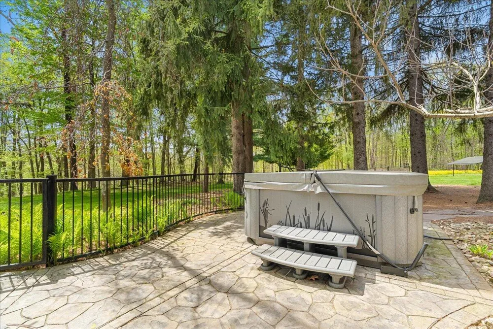 8121 W Eaton Grand Ledge, MI 48837