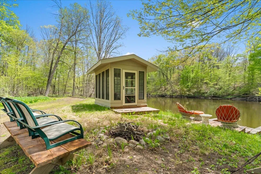 8121 W Eaton Grand Ledge, MI 48837