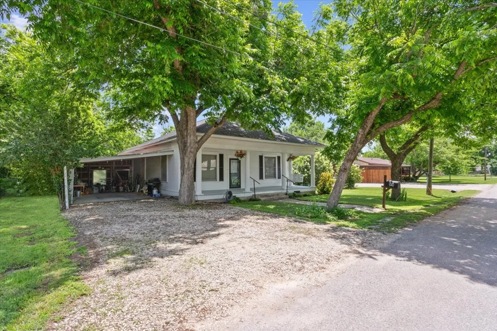 102 S Hogan Street Holland, TX 76534