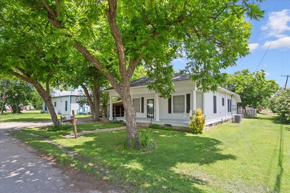 102 S Hogan Street Holland, TX 76534