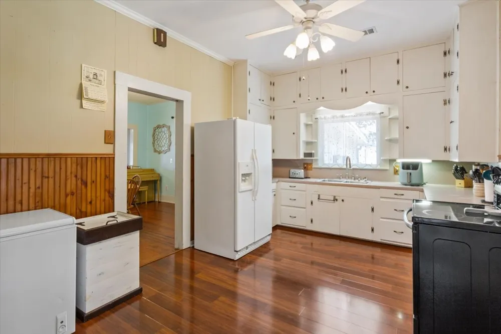 102 S Hogan Street Holland, TX 76534