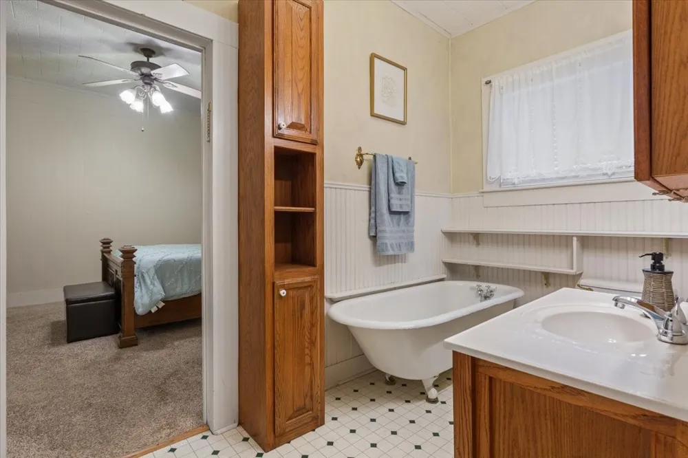 102 S Hogan Street Holland, TX 76534