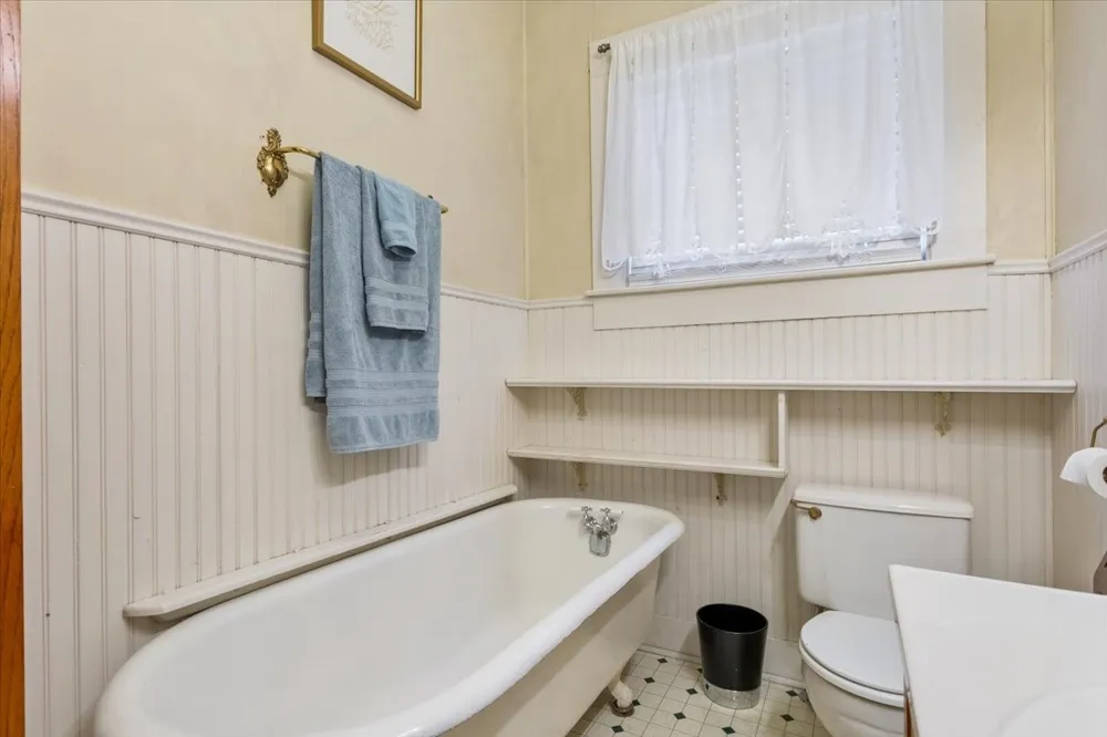 102 S Hogan Street Holland, TX 76534