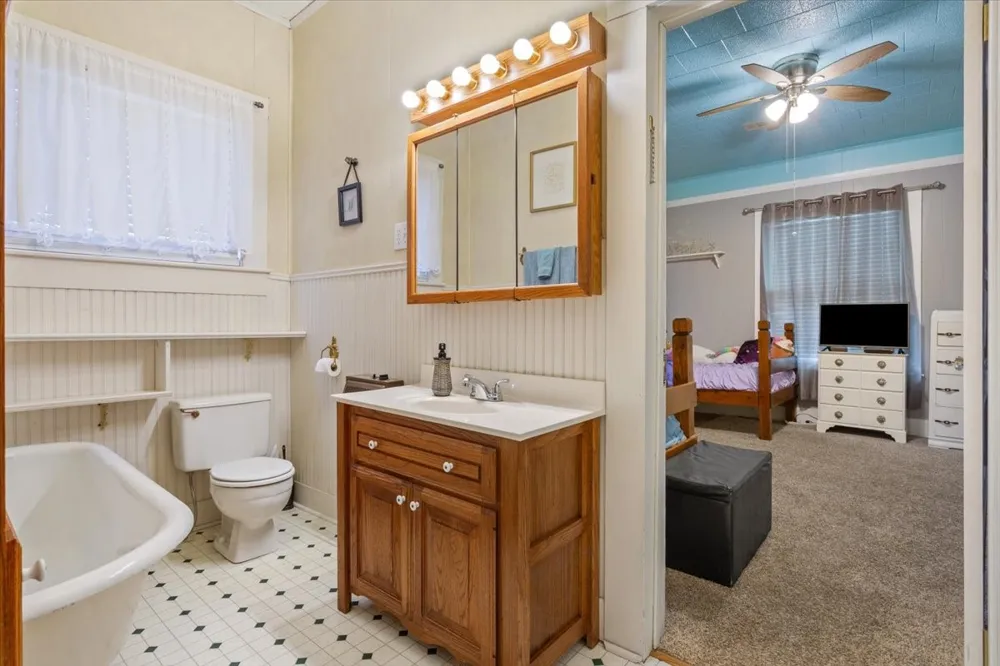 102 S Hogan Street Holland, TX 76534