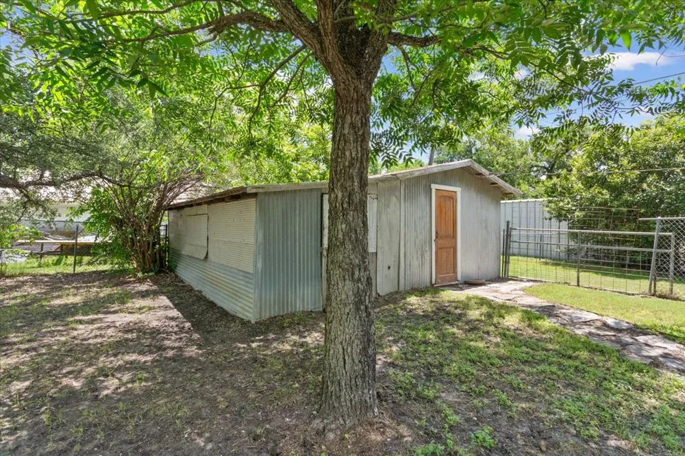 102 S Hogan Street Holland, TX 76534