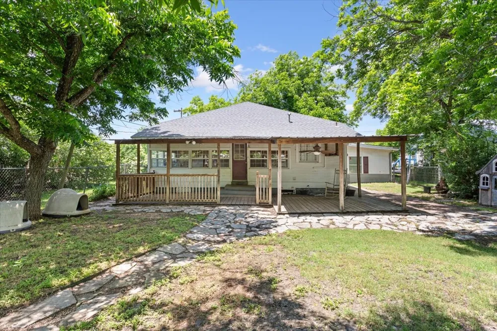 102 S Hogan Street Holland, TX 76534