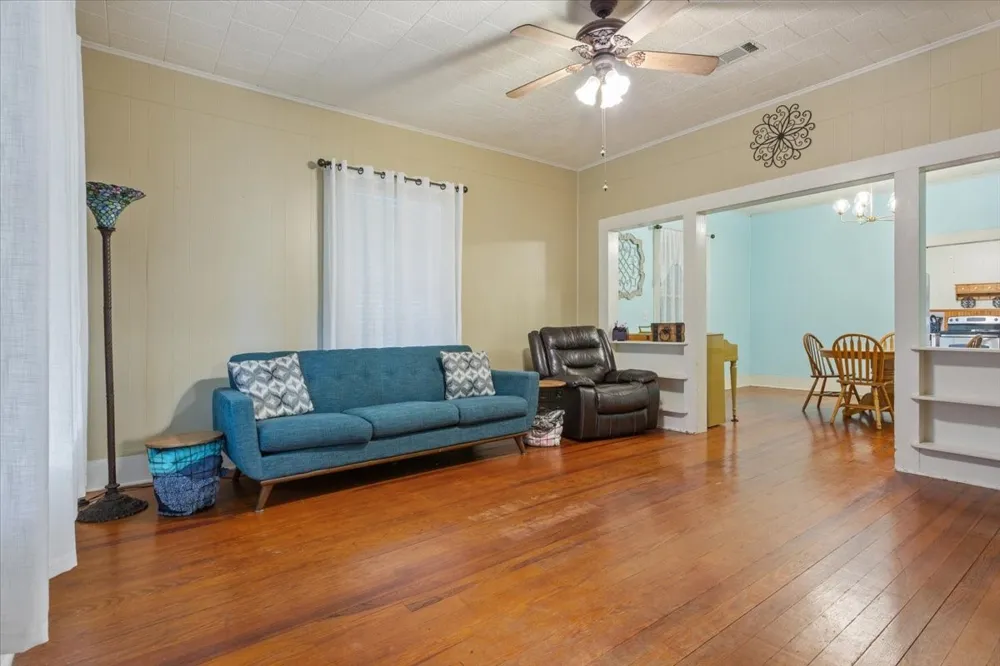 102 S Hogan Street Holland, TX 76534
