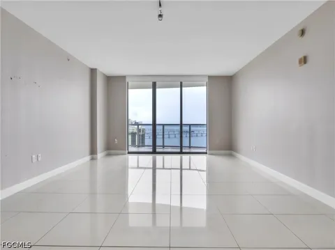 Oasis Grand Boulevard #2905