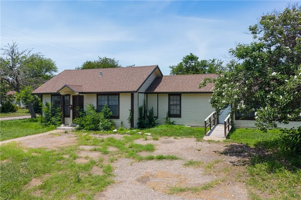 801 E 1st Street Alice, TX 78332