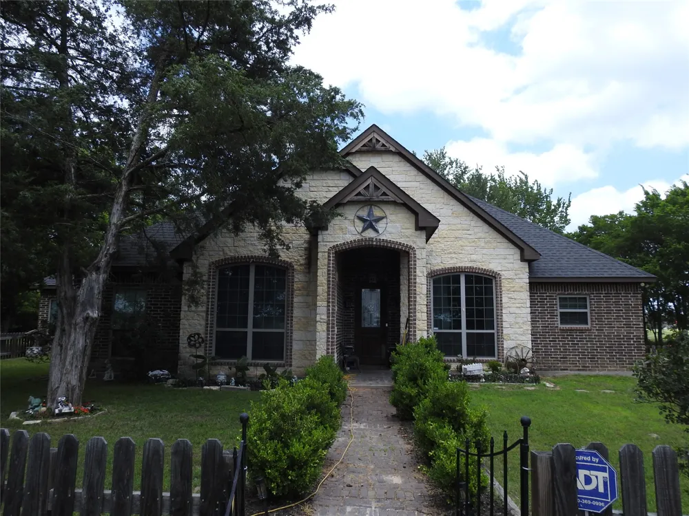 1468 County Road 4015 Savoy, TX 75479