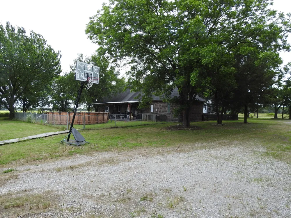1468 County Road 4015 Savoy, TX 75479