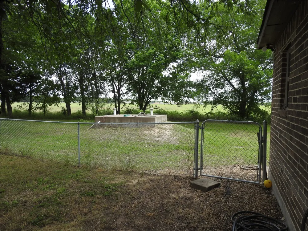 1468 County Road 4015 Savoy, TX 75479