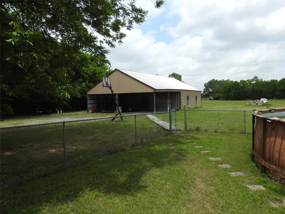 1468 County Road 4015 Savoy, TX 75479
