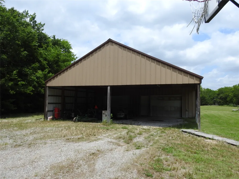 1468 County Road 4015 Savoy, TX 75479