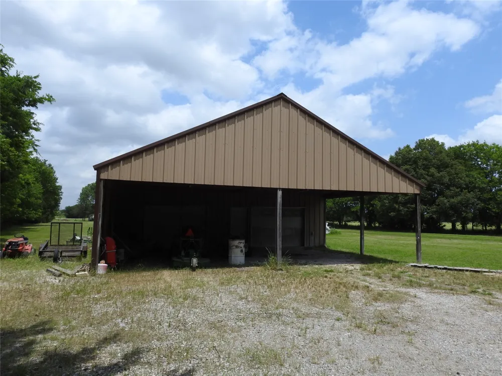 1468 County Road 4015 Savoy, TX 75479