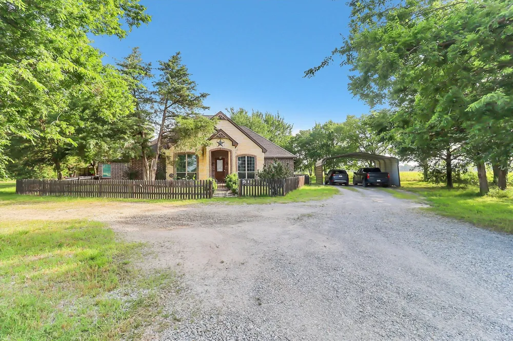 1468 County Road 4015 Savoy, TX 75479