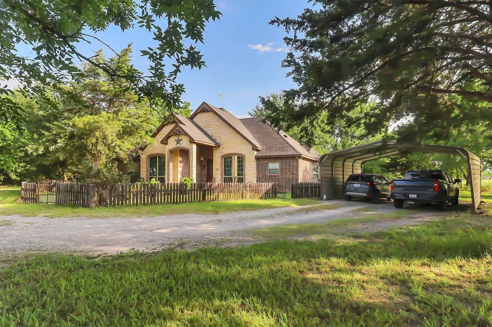 1468 County Road 4015 Savoy, TX 75479