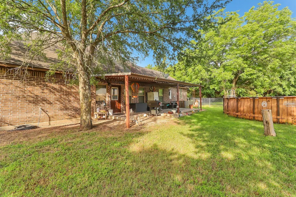1468 County Road 4015 Savoy, TX 75479