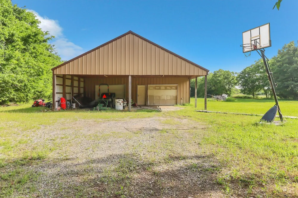 1468 County Road 4015 Savoy, TX 75479