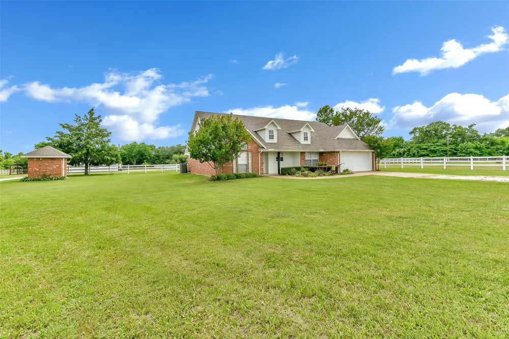2113 FM 2123 Paradise, TX 76073
