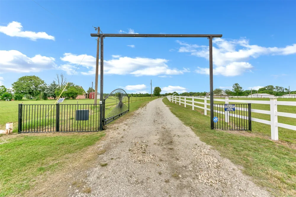 2113 FM 2123 Paradise, TX 76073