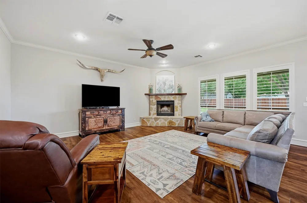 201 Hillside Lane Lindsay, TX 76250