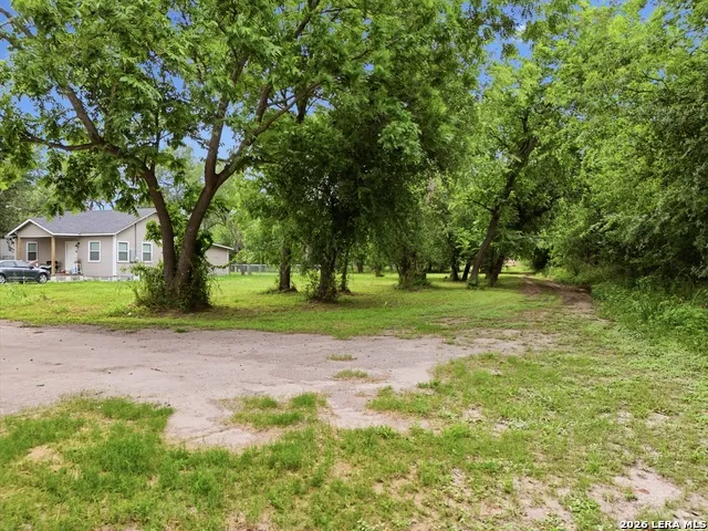 407 E Daniel Street Uvalde, TX 78801