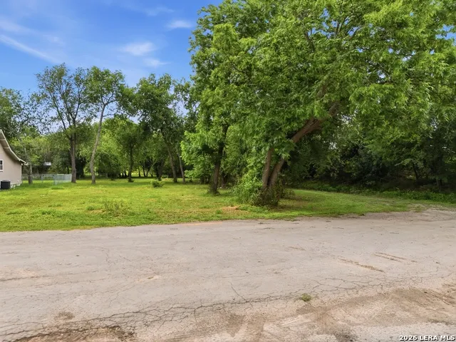 407 E Daniel Street Uvalde, TX 78801