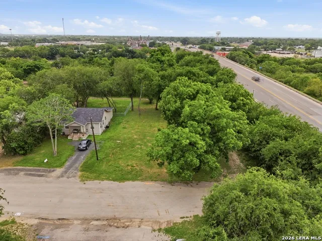 407 E Daniel Street Uvalde, TX 78801