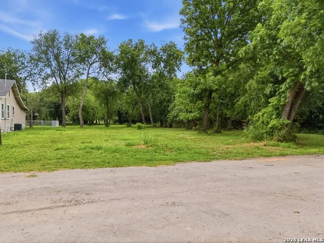 407 E Daniel Street Uvalde, TX 78801