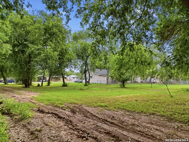 407 E Daniel Street Uvalde, TX 78801