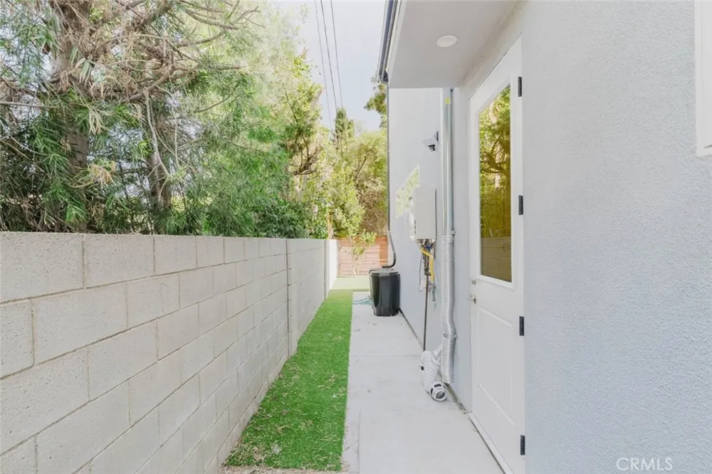8107 Lemona Avenue Panorama City, CA 91402