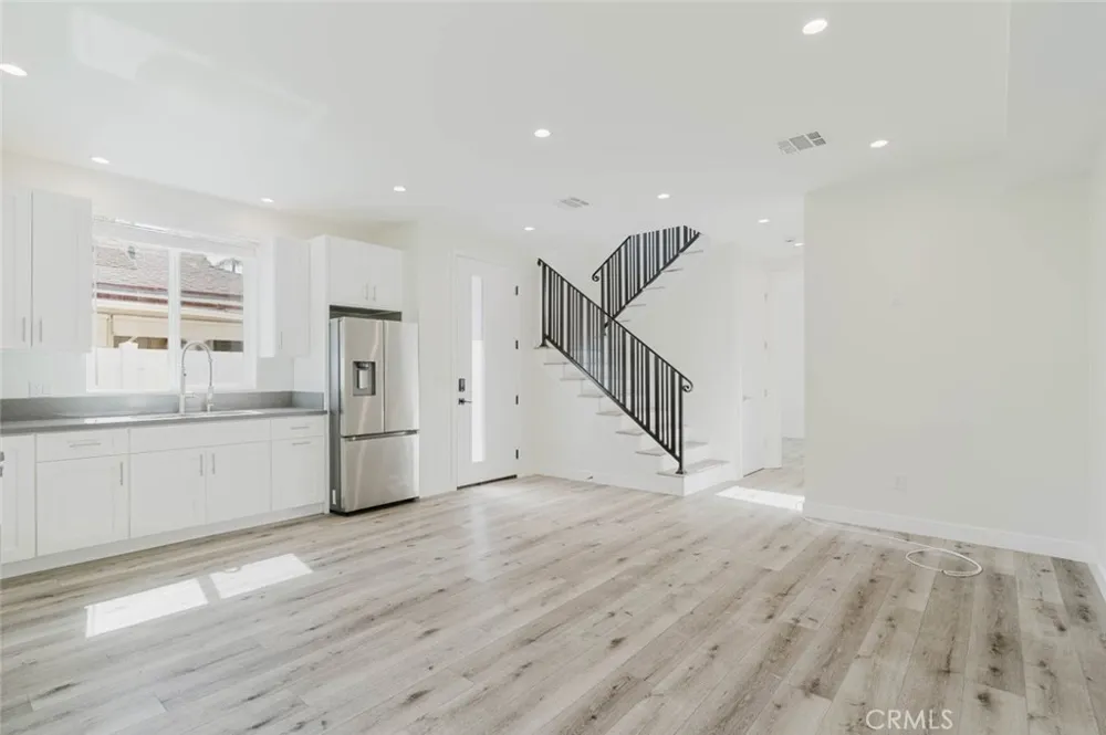 8107 Lemona Avenue Panorama City, CA 91402