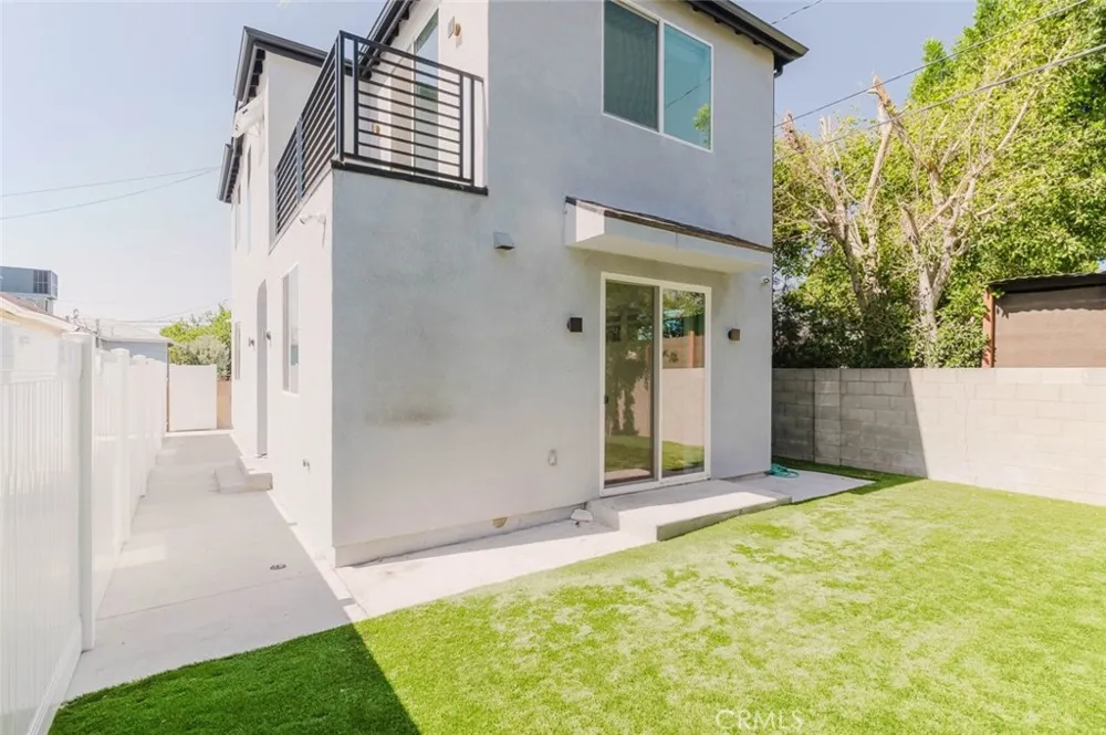 8107 Lemona Avenue Panorama City, CA 91402