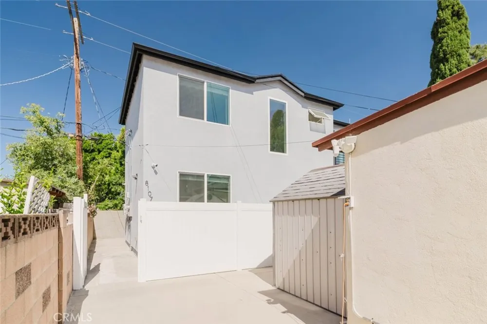8107 Lemona Avenue Panorama City, CA 91402