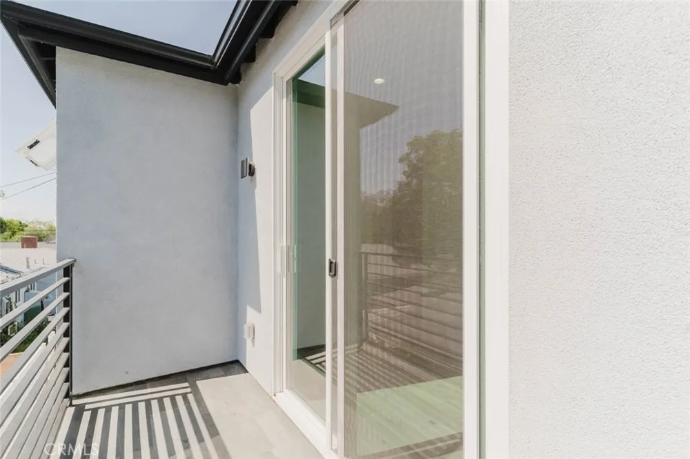 8107 Lemona Avenue Panorama City, CA 91402