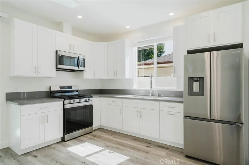8107 Lemona Avenue Panorama City, CA 91402