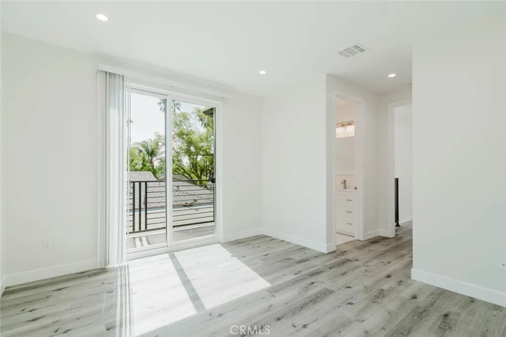 8107 Lemona Avenue Panorama City, CA 91402